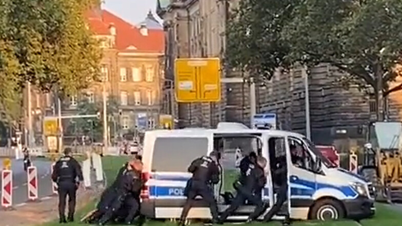 Die Dresdner Bereitschaftspolizei versucht am Montag, einen Transporter aus dem Gleisbett zu schaukeln.