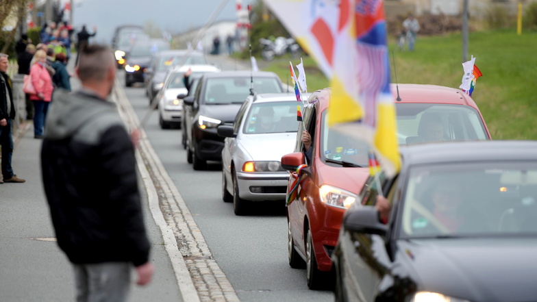 Für vier Autokorsos gegen die Corona-Maßnahmen war Großschönau heute das Ziel. Insgesamt 282 Autos kamen an. Zahlreiche Bürger standen auch an der Straße.