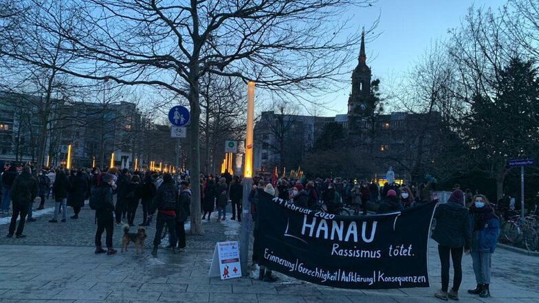 Hunderte fanden sich am Freitagabend am Jorge-Gomondai-Platz in der Neustadt ein, um der Opfer von Hanau zu gedenken.