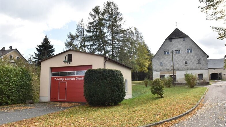 Die Garage der Feuerwehr Colmnitz steht direkt am Rittergut (rechts im Bild). Außerdem haben die Kameraden noch ein Gerätehaus.