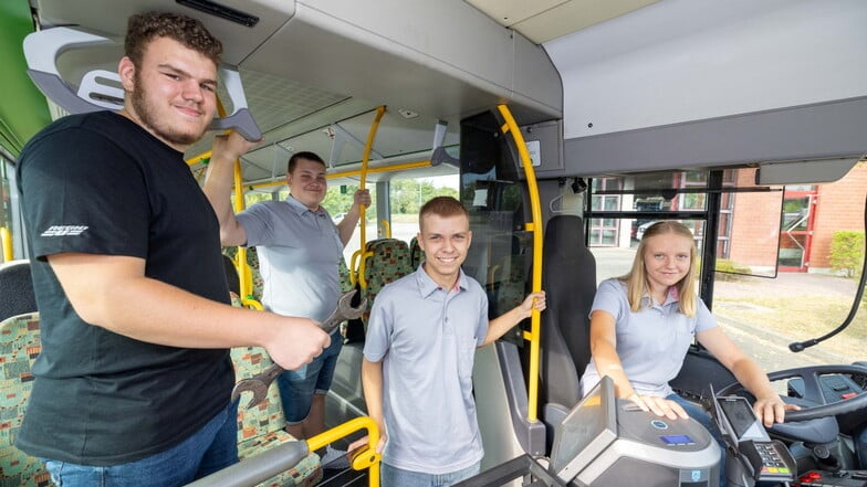 Das sind die Neuen bei Regiobus Döbeln (von links): Mechatroniker-Azubi Jonas Sturm und die künftigen Busfahrer Eric Pohl, Julius Wildenhain und Emilie Finger.