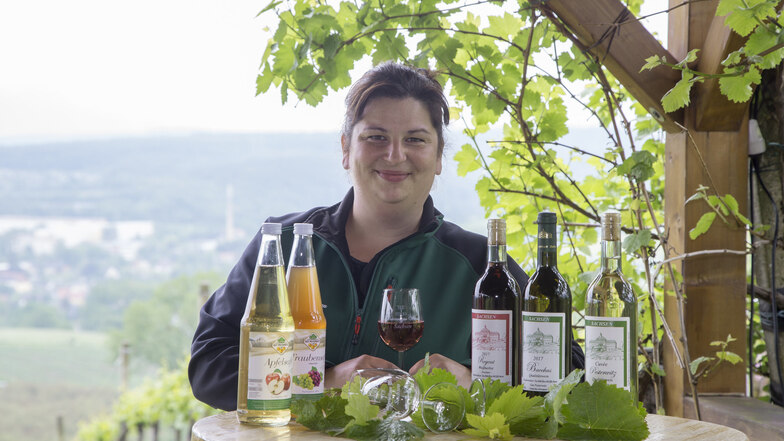 Stefanie Folde-Jäpel vom Gut Pesterwitz freut sich auf viele Besucher am Wochenende. Dann ist der Pesterwitzer Weinberg geöffnet.