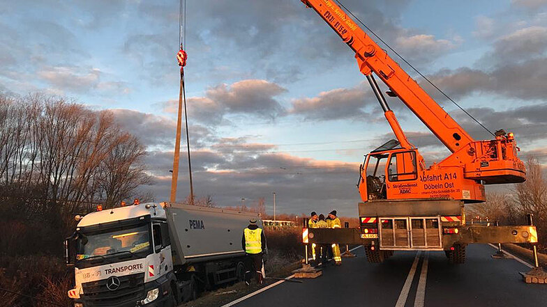 Dieser Laster war am Freitagmorgen an der A14-Ausfahrt Döbeln-Nord in den Straßengraben gerutscht. Die Bergungsarbeiten dauern an.