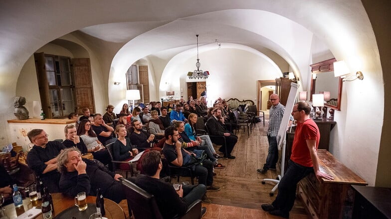 Im Oktober 2017 kamen viele Görlitzer ins Café Kugel, um mit Enrico Merker und Mike Altmann (v.r.) über Politik zu sprechen.