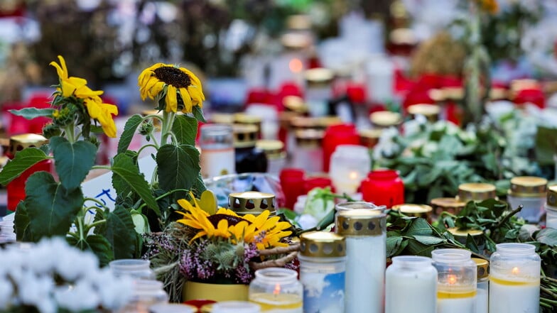 Kerzen und Blumen lagen unweit des Tatorts am Fronhof zum Gedenken an die Opfer der Messerattacke auf dem Solinger Stadtfest.