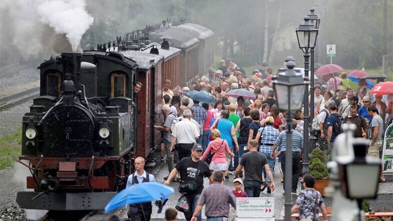 Viele Besucher der Historik Mobil erfreuten sich an den Fahrten der Sonderzüge. Hier der Sachsenzug mit der IV-K-Lokomotive.
