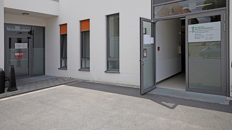 Gleich neben der Notaufnahme (l.) befindet sich am Riesaer Elblandklinikum der Eingang zur Bereitschaftspraxis (r.). Die Einrichtung existiert seit Anfang Juli – und wird auch angenommen.
