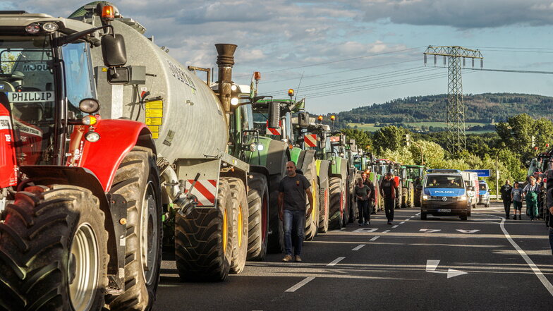 Am 11. Juli protestierten Oberlausitzer Landwirte auf einer Brücke bei der A4 nahe Bautzen gegen die Pläne der EU, vier Prozent der Ackerfläche stilllegen zu müssen.