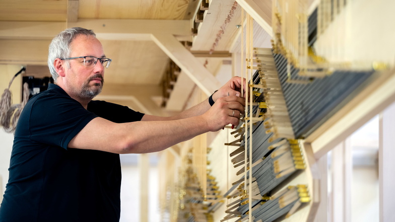 Orgelbaumeister Dirk Eule arbeitet in der Bautzener Werkstatt gerade an der Mechanik einer Orgel für eine Regensburger Kirche.