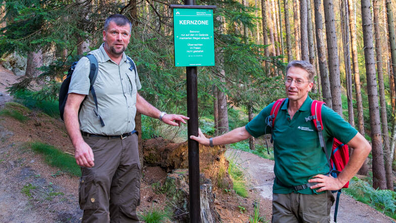 Ranger Michael Hörenz (li.) und Nationalparksprecher Hanspeter Mayr: In der Kernzone des Nationalparks ist es streng verboten draußen zu übernachten.
