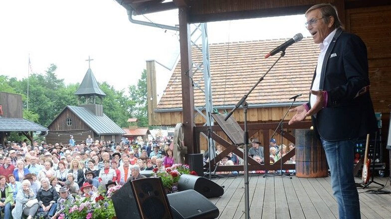 Der Mann ohne Gitarre: Johnny Hill begeistert die Daubitzer Country-Freunde am Sonntagnachmittag auf der großen Bühne auch ohne Instrument. Foto: Rolf Ullmann
