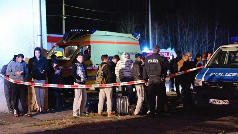 Die rund 100 Bewohner kamen vorerst in einer Asylbewerberunterkunft in Freital unter.