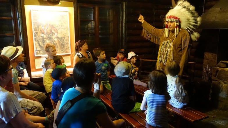 Das Karl-May-Museum in Radebeul nimmt Kinder mit in die Welt der Indianer.