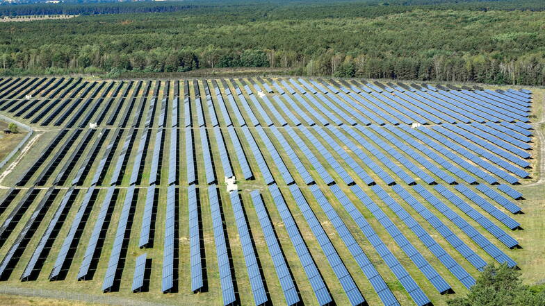 Eine Photovoltaik-Freiflächenanlage (auch Solarpark genannt) am Flugplatz Welzow, aufgenommen aus einem Flugzeug.