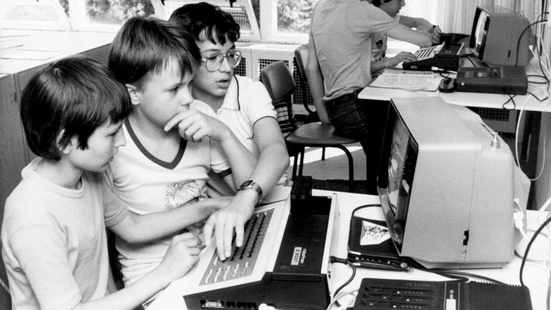 Schüler in der DDR-Schulstation „Junger Techniker“ mit modern eingerichteten Elektronikkabinetten, wo sie die Grundlagen der Computertechnik erlernen.