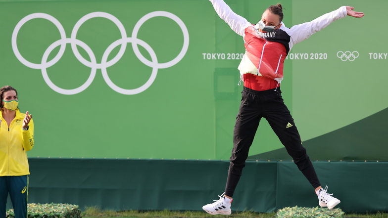 Beifall von der Olympiasiegerin: Jessica Fox aus Australien klatscht, als Andrea Herzog aufs Siegerpodest springt.