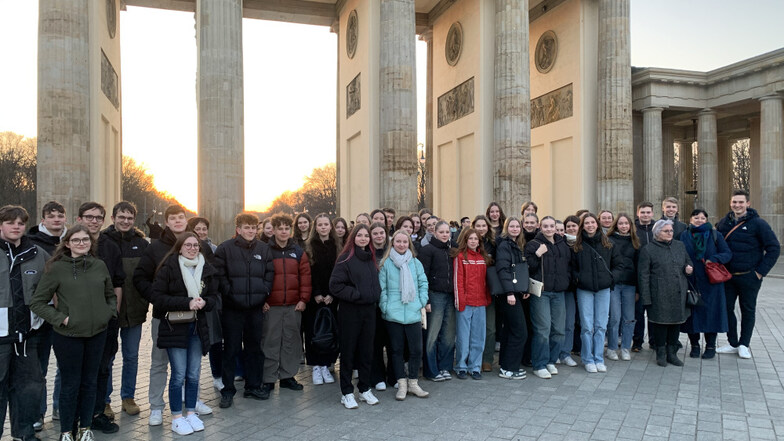 Ein Gruppenfoto vor dem Brandenburger Tor gehörte bei dem Ausflug nach Berlin dazu.