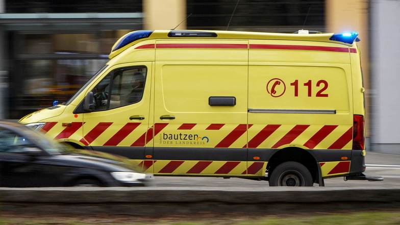 Schwerverletzt ins Krankenhaus: Ein 89-Jähriger Mann musste am Wochenende aus Sebnitz schwerverletzt ins Krankenhaus gebracht werden.