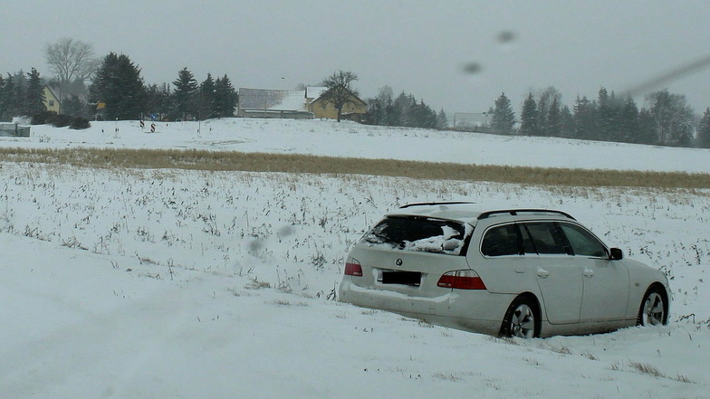 Ein BMW kommt bei Zschaiten von der Fahrbahn ab und landet auf einem Feld.