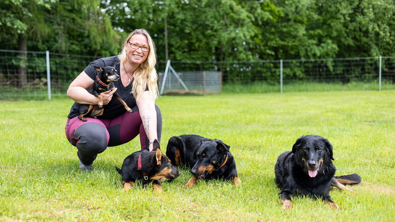 Juliane Werner mir ihren eigenen Vierbeinern auf dem neuen Hundetrainingsplatz in Sebnitz.