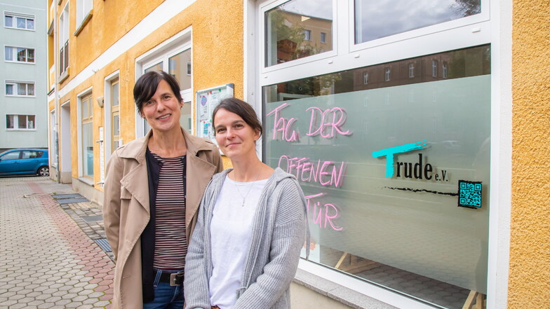 Antje Schulz (links) und Diana Mehmel vertreten den Trude-Verein in ihrem Büro in der Lehrergasse 1. Sie bieten Prävention, Weiterbildung und Fachberatung gegen sexualisierte Gewalt in der Lausitz.