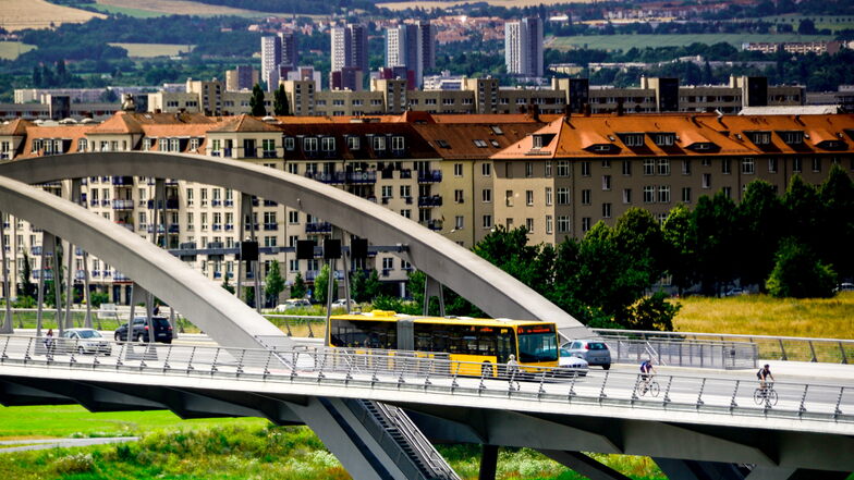 Über die Waldschlößchenbrücke sollen künftig längere Busse fahren können. Dafür ist ein Umbau nötig.