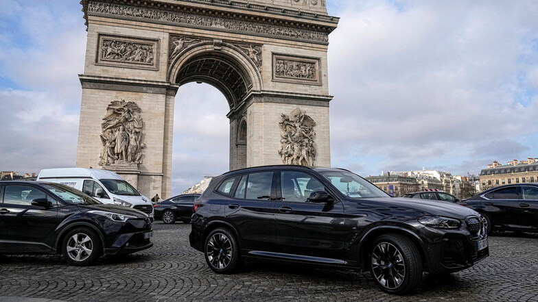 Ein SUV fährt auf dem Avenue Champs Elysees in der Nähe des Arc de Triomphe: Parken wird in Paris teurer - aber nur für Besucher der Stadt.
