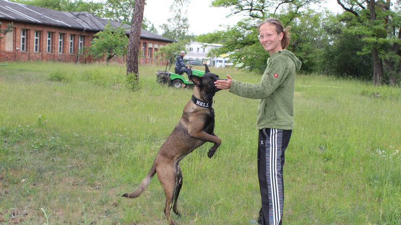 „Dogwerk“-Investor Martin Geyer (im Hintergrund) arbeitet mit Andrea Sickert zusammen. Die 39-Jährige ist Vorsitzende des Vereins „Verein(t) für Hunde am Dogwerk“, der ab Juli auf dem Gelände in Lauta sein Domizil haben wird.