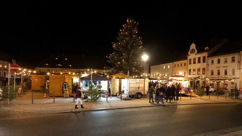 Der hübsch geschmückte Baum überragt das Marktgeschehen. Viele Besucher nutzen die Abendstunden, um den Heinrich-Zille-Weihnachtsmarkt zu besuchen, der mit viel Liebe von der Stadt Radeburg organisiert und vom Kuiltur- und Heimatverein mitveranstaltet wir
