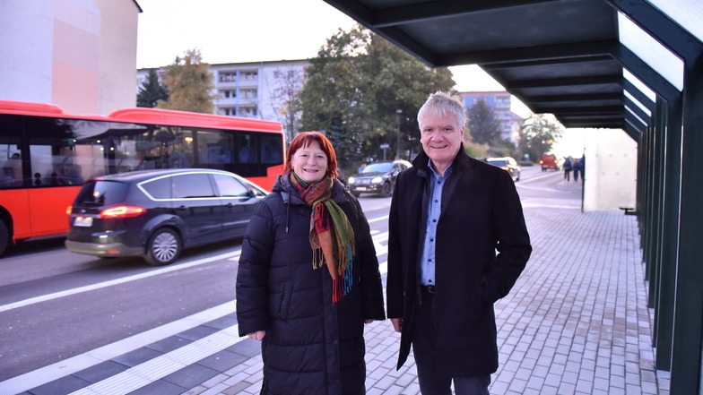 Oberbürgermeisterin Kerstin Körner und Schulleiter Volker Hegewald begutachten die neu gestaltete Bushaltestelle fürs Gymnasium Dippoldiswalde.
