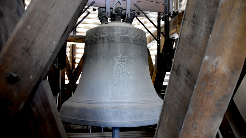 Das ist die größte und älteste Glocke der Hofkirche, die stattliche 4,8 Tonnen wiegt.