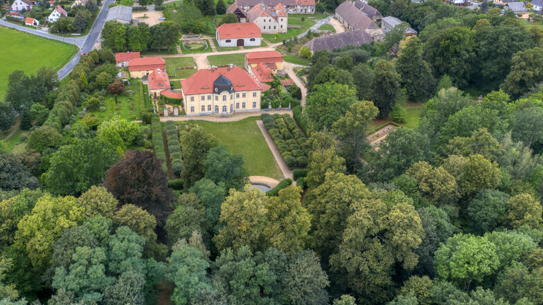Die Wiese am Königshainer Schloss wird sich am Wochenende wieder mit Händlern und Schnäppchenjägern füllen.
