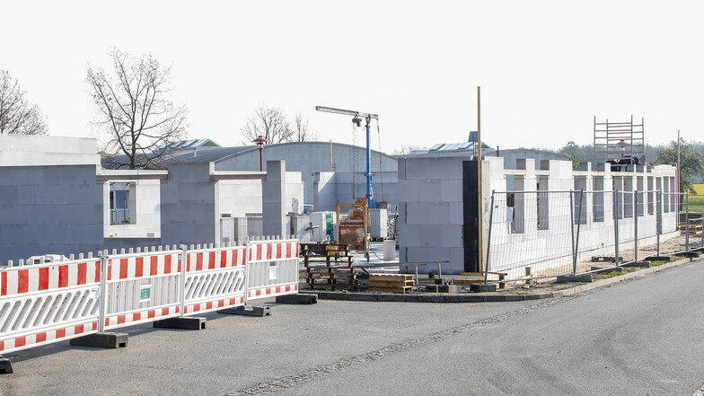 Das Bild auf der Baustelle ändert sich täglich: Hier die Anfänge der neuen Wäscherei am Katharinenhof in Großhennersdorf.