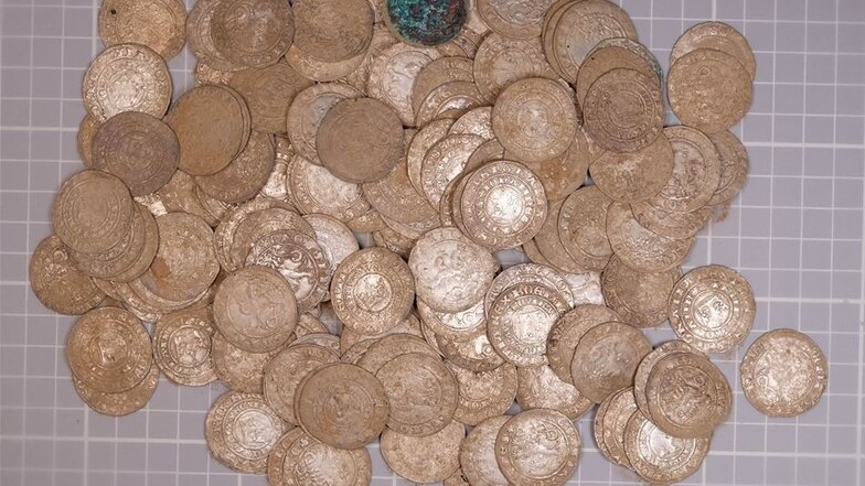 Ein Haufen Geld aus dem Wald. Die 158 Prager Groschen gehören zu den größten Münzschätzen, die in Tschechien gefunden wurden.