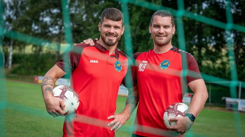 Die aus Roßwein stammenden Brüder Torsten (links)  und Mirko Jentzsch haben in ihrem Fußballerleben eine Menge erlebt und stehen am Ende ihrer Karriere beim SV Traktor Mochau erstmals gemeinsam in einer Mannschaft.