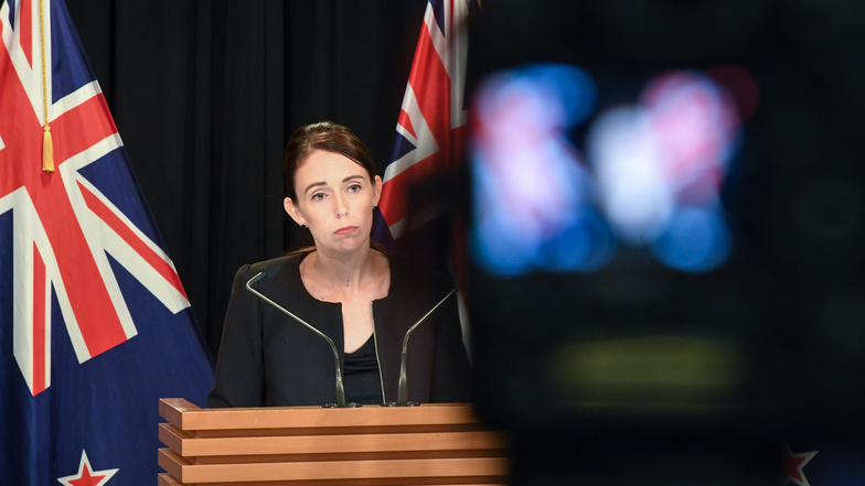 Jacinda Ardern, Premierministerin von Neuseeland, spricht auf einer Pressekonferenz über die Änderung der Waffengesetze. 