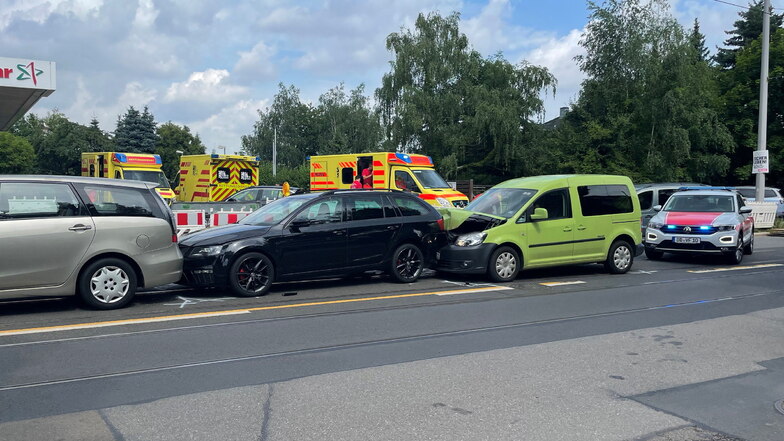 Bei einer Kollision von drei Pkw in Dresden wurde mindestens eine Person verletzt.