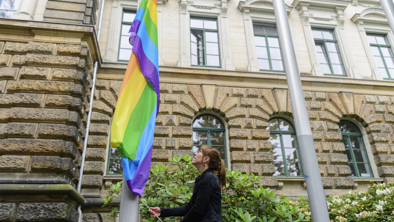Justiz- und Gleichstellungsministerin Katja Meier hat anlässlich des Christopher Street Day eine Regenbogenfahne gehisst. Ein Bürger fühlt sich davon so sehr auf den Schlips getreten, dass er vor Gericht ging - ohne Erfolg.