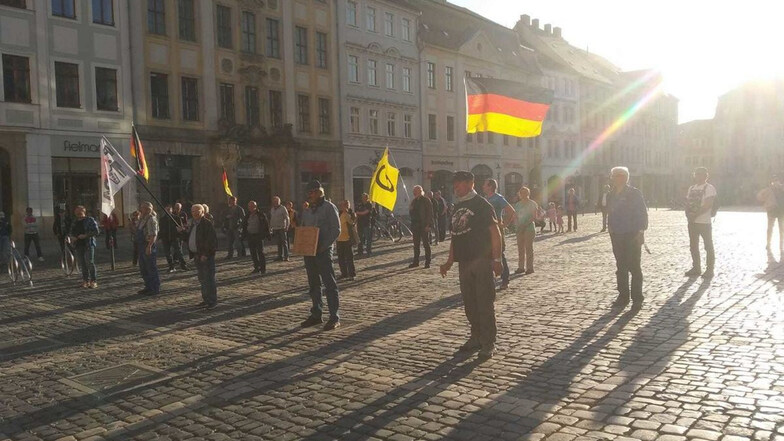 Pegida-Anhänger bei der Demonstration am Montag vor dem Zittauer Rathaus.