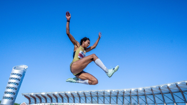 Malaika Mihambo springt bei der WM in Eugene zu Gold.