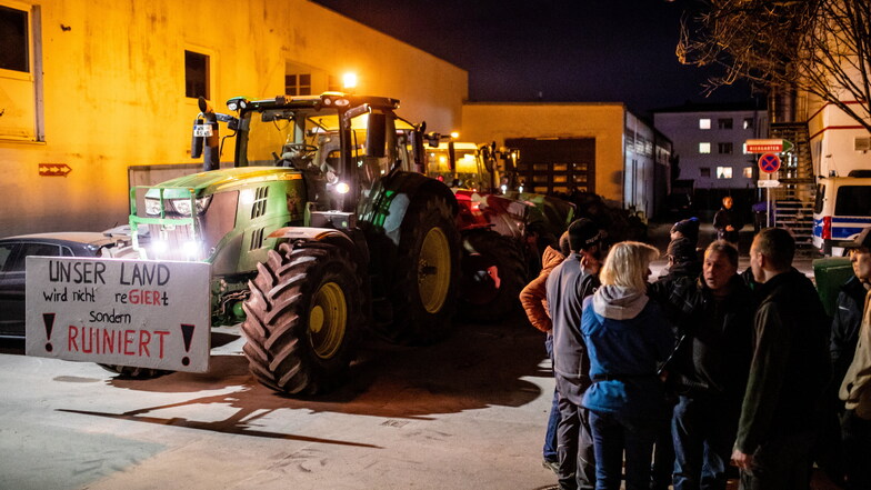 Mehrere Landwirte hatten in der Nähe des Veranstaltungsorts mit Traktoren demonstriert.