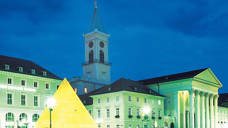 Karlsruhes Wahrzeichen: die Pyramide auf dem Marktplatz ist das Grabmal des Markgrafen Karl Wilhelm von Baden-Durlach
