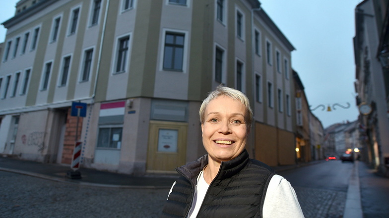 Kathrin Scholz vor dem künftigen Stadthotel König Albert an der Ecke Albert-/Reichenberger Straße in Zittau.