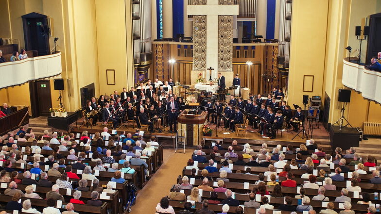 40 Ehemalige (links) und 35 junge (rechts) Musiker spielten am 11. Mai in der Evangelischen Kreuzkirche für die Görlitzer Stadthalle.