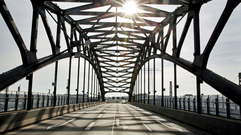 Großeinsatz an Brandenburger Brücke in Leipzig
