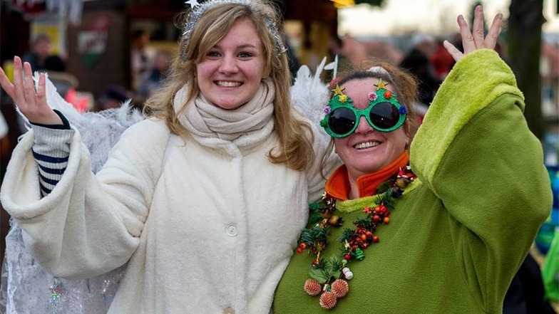 Unter anderem standen die Geschichtenerzählerin Jolanda Querbeet (re.)  mit ihrem Weihnachtsbaumkostüm und Jannika Fricke (Engel) auf der Bühne.