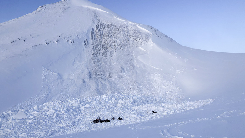 Auf der norwegischen Inselgruppe Spitzbergen sind zwei deutsche Touristen bei einem Lawinenabgang ums Lebens gekommen.