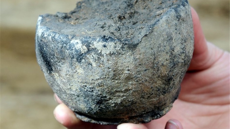 Ein fast vollständig erhaltenes Keramikgefäß ist gefunden worden.