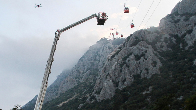 Ein Rettungsteam arbeitet daran, Passagieren aus einer Seilbahn in Antalya zu befreien.