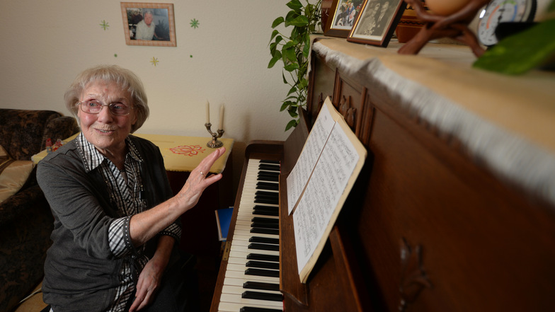 Wenn Gisela Novy Klavier spielt, ist das immer auch eine kleine Liebeserklärung an ihren verstorbenen Mann Heinz, dessen Bild einen Ehrenplatz an der Wand hat.